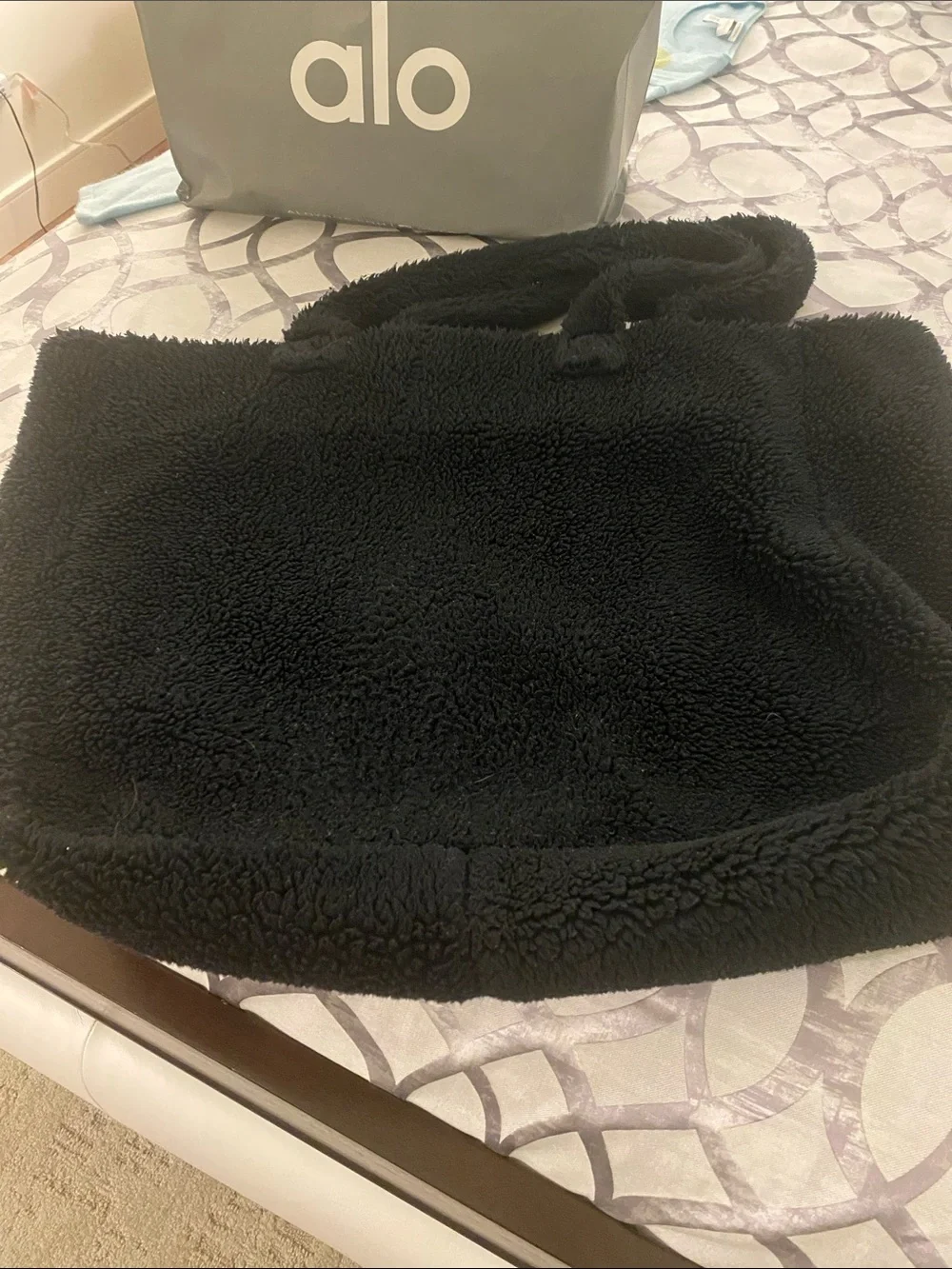 ALO Yoga  foxy  Sherpa Tote - Plush Logo Carryall